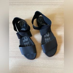 SOREL sandals size 7.5, color is black